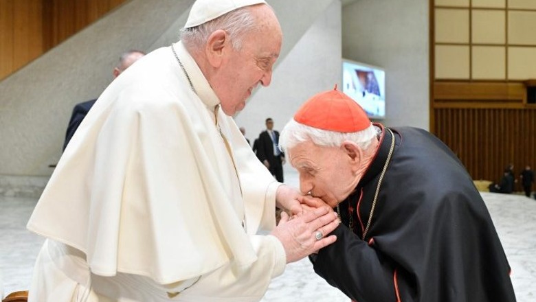 Papa Françesku përshëndetje të veçantë për kardinalin shqiptar Ernest Simoni: Kaloi 28 vite në burg gjatë komunizmit, është një martir i gjallë