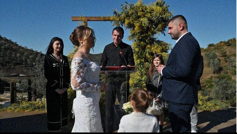 Shën Valentini në Tiranë, dy çifte celebrojnë martesën në Liqenin e Çerkezës