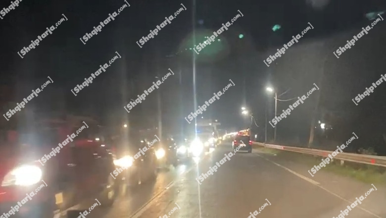 Elbasan/ Trafik kilometrik drejt Bradasheshit, shkak kthimi i qytetarëve nga Pogradeci dhe Korça (VIDEO)