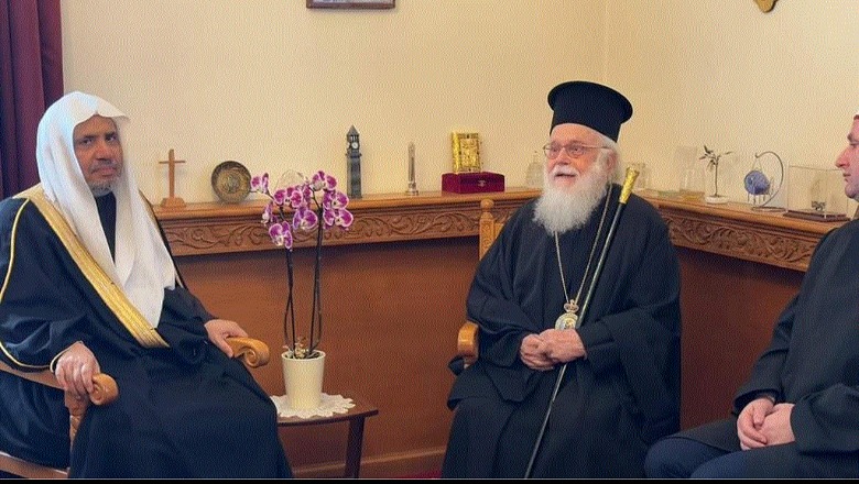 Kisha Ortodokse hap dyert për Myslimanët, Janullatos takon përfaqësuesin e Ligës së Botës Islame dhe kreun e KMSH-së