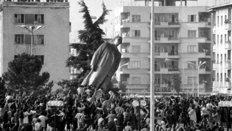Sot 33 vite nga rrëzimi i bustit të diktatorit Enver Hoxha