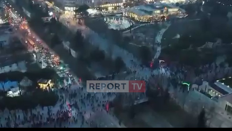 Report Tv sjell pamje me dron të protestës së thirrur nga Rithemelimi, militantët të shpëndarë në bulevard për t'u dukur shumë (Video)