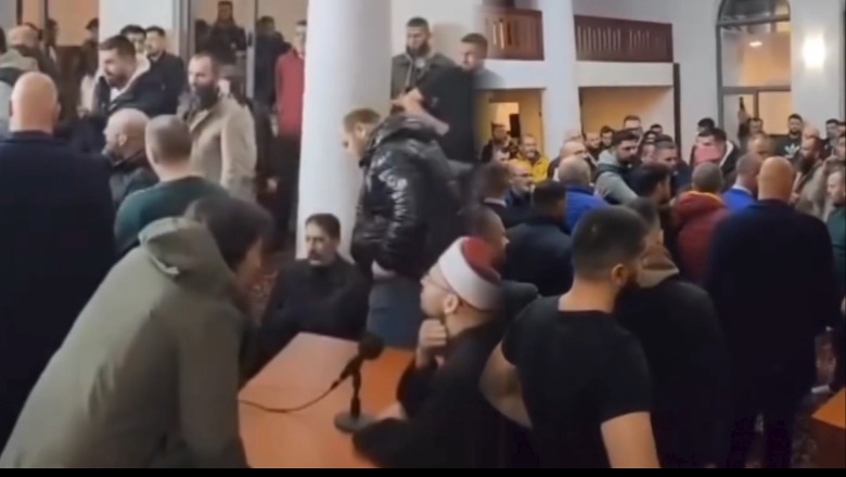 VIDEO/ “Nuk të duam, je gylenist”! Përplasje në xhaminë ‘Dine Hoxha’, besimtarët tentojnë të përzënë myftiun e Tiranës