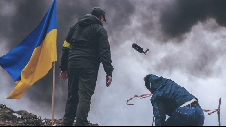 'Trupat mblidheshin me qese, qentë hanin kufomat!' Fotoreporterët dëshmojnë luftën në Ukrainë: Fotot tona, prova të krimeve