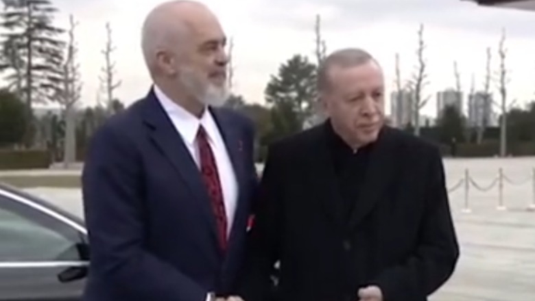 VIDEO: “Nuk ka ftohtë ky?…Është shqiptar si unë”, momenti kur Erdogan heq shallin pas batutës së Ramës