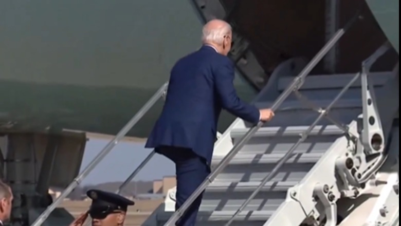 VIDEO/ Tjetër incident viral i Joe Biden, pengohet teksa ngjit shkallët e avionit