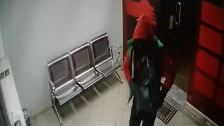 I maskuar e i veshur me të kuqe, policia ofron 5 mijë euro për këdo që jep informacion mbi autorin që grabiti Exchange-in në Tiranë