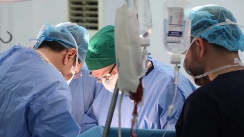 Mjekët e QSUT realizojnë ndërhyrjen e rrallë, për herë të parë riparimi i valvolës së aortës me metodë inovative 