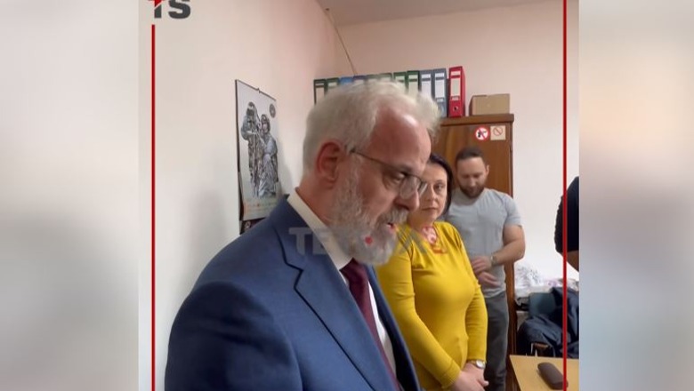 Talat Xhaferi shkon te qendra për dokumente në Tetovë, godet tavolinën pasi sheh qytetarët në radhë: Kush është shefi këtu?