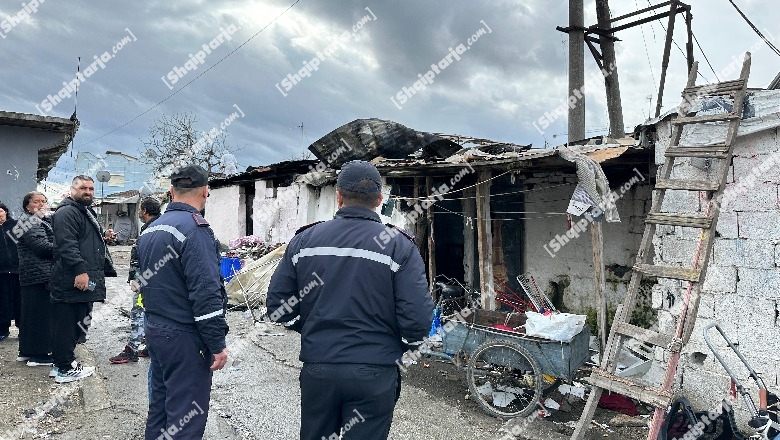 Zjarr në baraket e romëve në zonën e Kombinatit në Tiranë