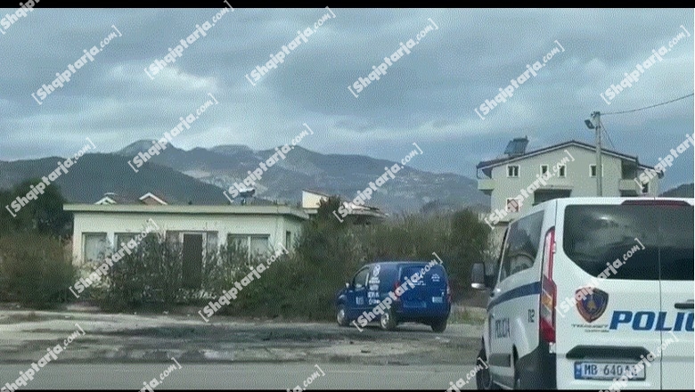 Digjen dy furgonë në Elbasan, dyshohet zjarrvënie e qëllimshme