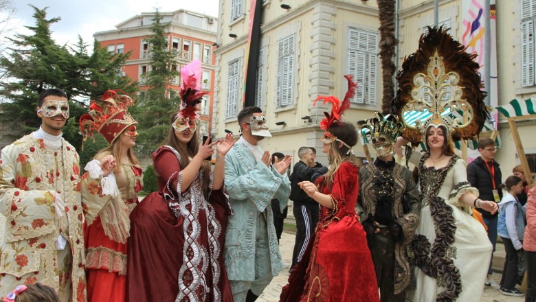FOTO/ Shkodra nën magjinë e Karnavaleve, të rinjtë me maska veneciane dhe kostume shumëngyrëshe gjallërojnë rrugët e qytetit