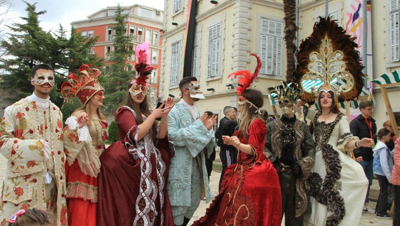 Tre ditë festë në Shkodër, magjia e karnavaleve mbledh qindra qytetarë! Paradë me maska veneciane dhe kostume shumëngjyrëshe paradë në rrugët e qytetit