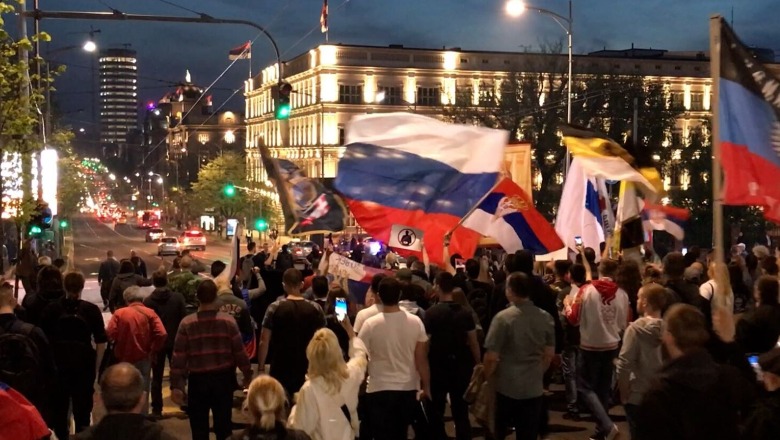 (VIDEO) Serbët marshim pro Rusisë në Beograd: Rroftë Putin, pa të nuk e kthejmë Kosovën! Nuk e harrojmë çfarë na bëri NATO