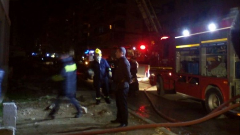 Zjarr në kabinën elektrike të një pallati në Tiranë