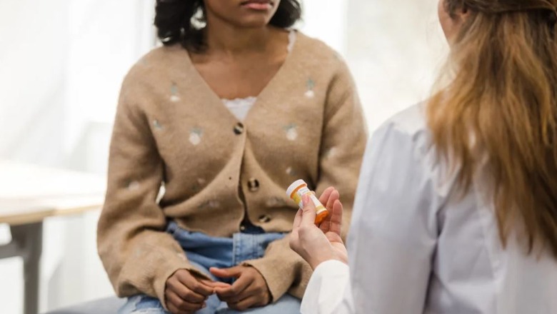 Studimi/ Të rinjtë probleme me shëndetin mendor, ekspertët: Gjysma e tyre marrin ilaçe antidepresive
