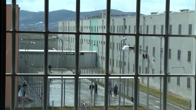 ‘Falja është njerëzore’, të dënuarit në burgun e Durrësit peticion për miratimin e amnistisë penale (EMRAT-FOTO)