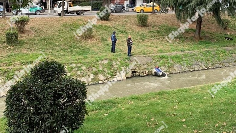 FOTO/ Gjendet një motor i braktisur në lumin e Lanës në Tiranë