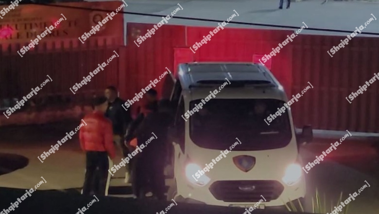 VIDEOLAJM/ Momenti kur Vangjush Dako del nga burgu i Durrësit për të shkuar në shtëpi, takohet me familjarët nga makina e policisë