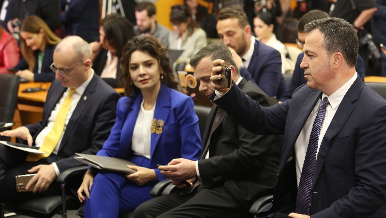 FOTO/ Peleshi foto Ramës e Zelenskyt, Hasani kujdeset për pastërtinë! 4 ministrat që ndoqën konferencën në rreshtin e parë
