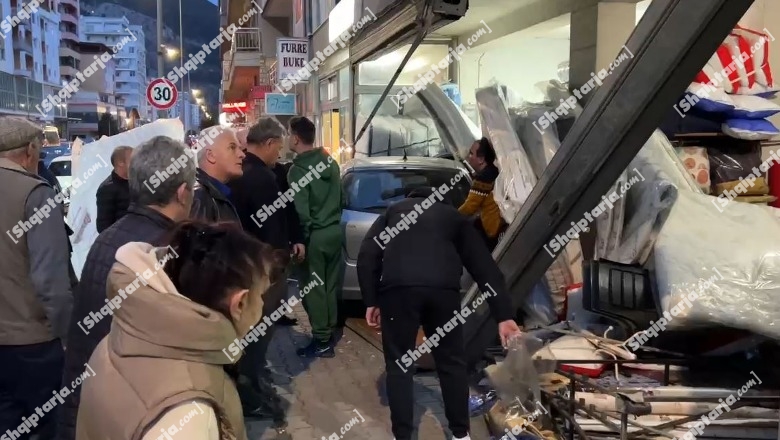 VIDEO/ Aksident i frikshëm në Lezhë, makina përfundon në dyqanin e dyshekëve