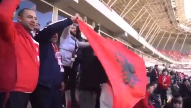 VIDEO/ Me flamurin kuqezi dhe këngë për sulmuesin shqiptar, tifozët turq: Të duam Rey Manaj