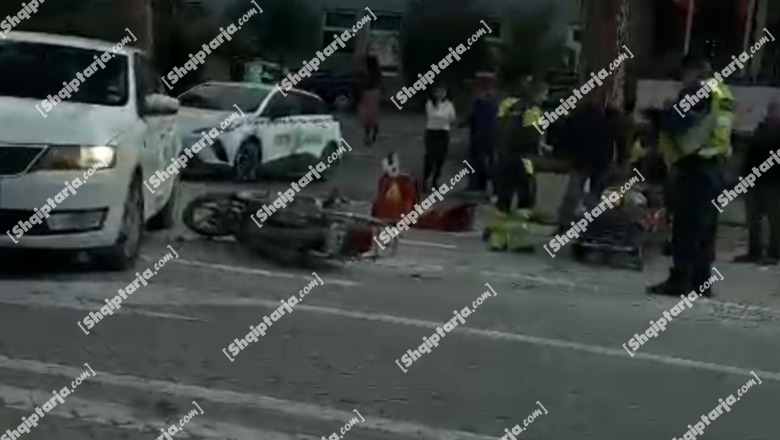 VIDEO/Aksident në Tiranë, përplaset drejtuesi i motorit! Dërgohet me urgjencë në spital