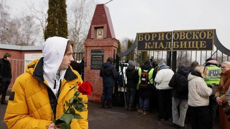 Varrimi i disidentit rus/ 'Ai nuk kishte frikë dhe ne nuk kemi frikë!' Turma brohoret emrin e Navalny 