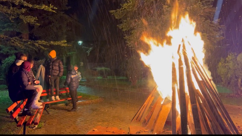 Ortodoksët e qytetit të Korçës festojnë sot Ditën e Verës! Fëmijë e të mitur e presin me zjarre e kërcime