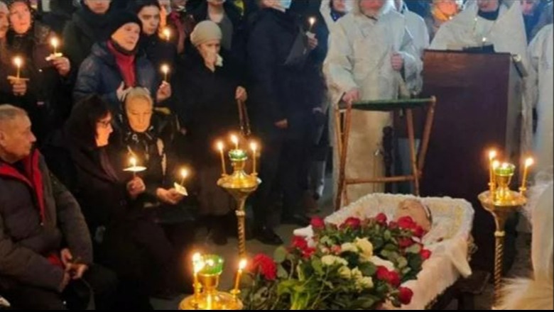 I jepet lamtumira Alexei Navalnyt! Mijërë rusë në radhë për homazhe, hedhin lule mbi arkivol e thërrasin: Rusia do të jetë e lirë! 