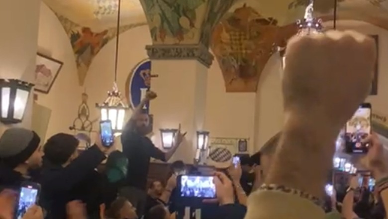 VIDEO/ Tifozët e Lazios shkojnë në 'sallën e birrës së Hitlerit'! Përshëndetje naziste dhe këngë për Ducen mes Gjermanisë