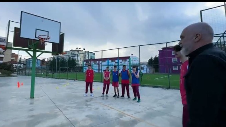 VIDEO/ Hap dyert në prag të 7-Marsit shkolla 'Skënder Libohova' në Lushnje, Rama bën kosh në fushën e basketbollit