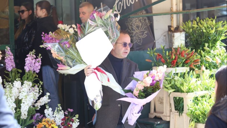FOTO/ Gratë dhe burrat me lule në duar, ja si i gjen ‘8 Marsi’ rrugët e Tiranës 