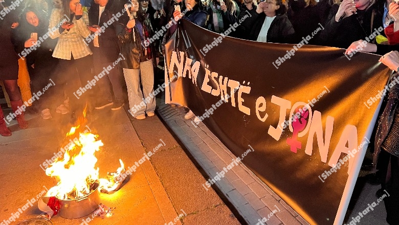 VIDEO/ Dita ndërkombëtare e grave, protestë para kryeministrisë! Protestueset djegin reçipetat: Poshtë patriarkati!