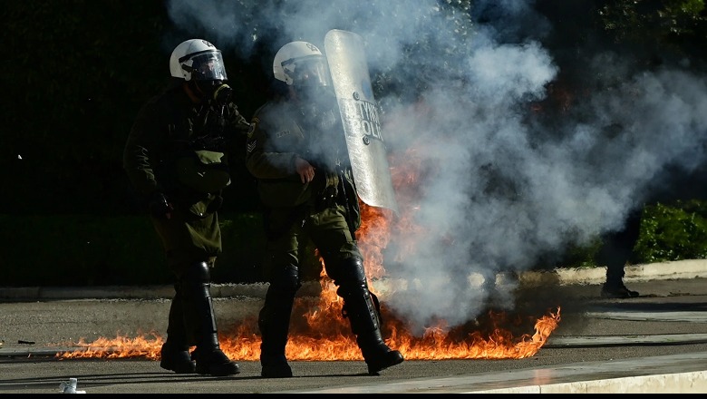 VIDEO/ Dhunë në protestën e studentëve në Athinë, hidhet molotov e gaz lotsjellës! 16 të plagosur, mes tyre dhe policë