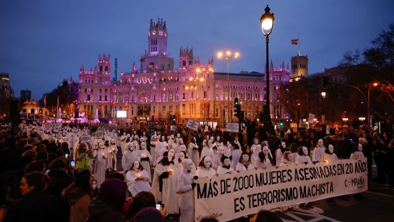 Dita Ndërkombëtare e Gruas, dhjetëra mijëra persona marshojnë në Spanjë me maska në fytyrë