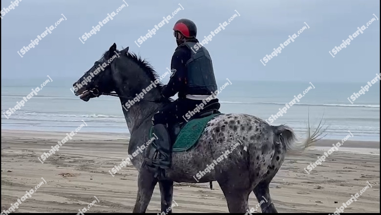 Fier/ Bregdeti kthehet në pistë, zhvillohet gara me kuaj në Darzezë (VIDEO)