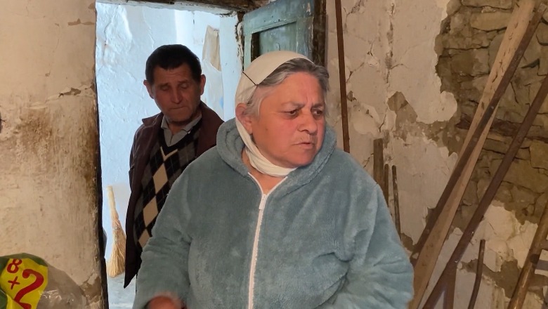 Shtëpia rrezikon t’i zërë brenda, çifti në Kuçovë apel për ndihmë: Në verë shesim bimë mjekësore, në dimër rrojmë me borxhe! Duam banesë të re