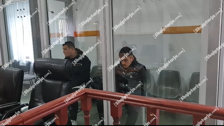 VIDEO/ U kapën me armë që ua shisnin grupeve kriminale, lihen në burg dy të rinjtë në Durrës