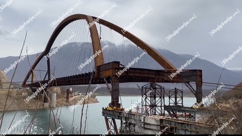 VIDEO/ Peshon 5 mijë ton dhe e lartë 56 metra, ura e Madhe në Kukës drejt përfundimit! Puna ndërpritet nga moti i keq