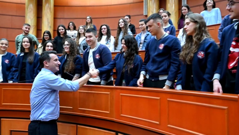 Veliaj takon ekselentët e gjimnazit 'Sami Frashëri': Krenar! Bashkëpunimi, çelësi i suksesit tuaj