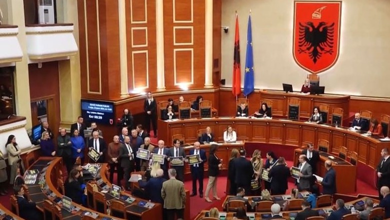 Nuk pati kuorum, pas kërkesës së opozitës anulohet votimi i parlamentit në datë 7 mars! Projektligjet votohen në një seancë tjetër plenare 