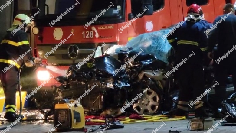 Aksident i rëndë në Durrës, mjeti me shpejtësi përfundon në pikën e Karburantit! 4 të plagosur, shoferi bllokohet, ndërhyjnë zjarrfikësit për ta nxjerrë (VIDEO)