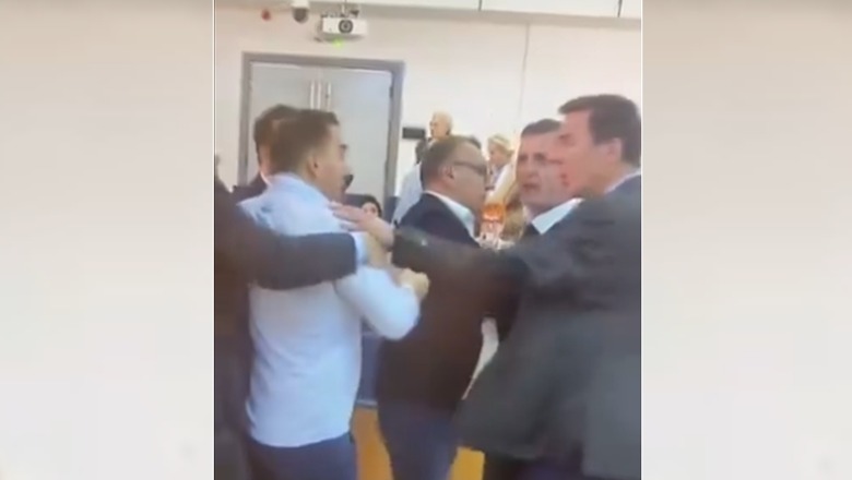 VIDEO/ Përplasen fizikisht deputetët në Kuvendin e Bosnje-Hercegovinës