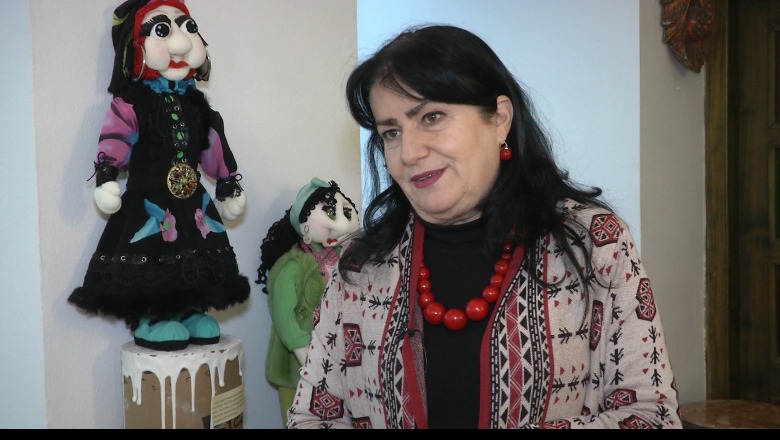 Kur kukullat të jetojnë në shpirt!  40 vjet në Teatër, Shegushe Bebeti ekspozon personazhet e përrallave: Në to arti i riciklimit!