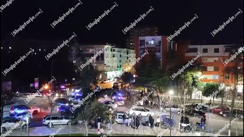 Makina përplas policin e Rrugores në Durrës, dalin pamjet: Efektivi i shtrirë të vijat e bardha i rrethuar nga kolegët (VIDEO+EMRI)