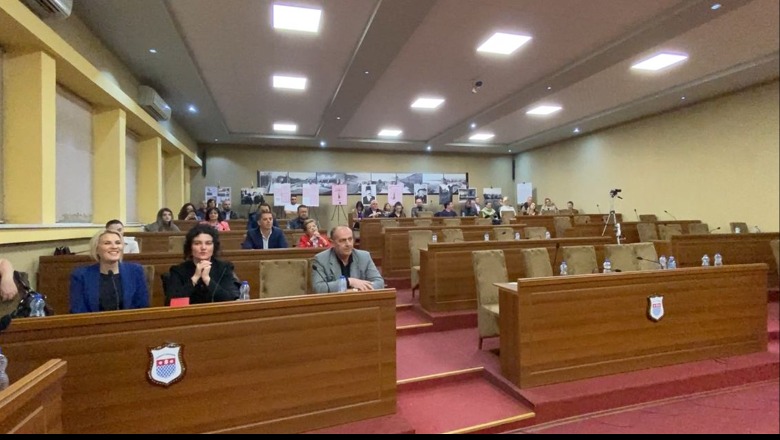 A është krisur marrëveshja PS-PSD?! Këshilltarët e Tom Doshit në Shkodër bashkojnë 'votat' me Rithemelimin, dështon mbledhja e Këshillit Bashkiak
