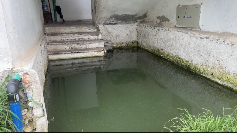 Ishull-Lezhë, ujërat e zeza bllokojnë hyrjen e pallatit! Bashkia: Presim kredinë për të investuar në kanalizime