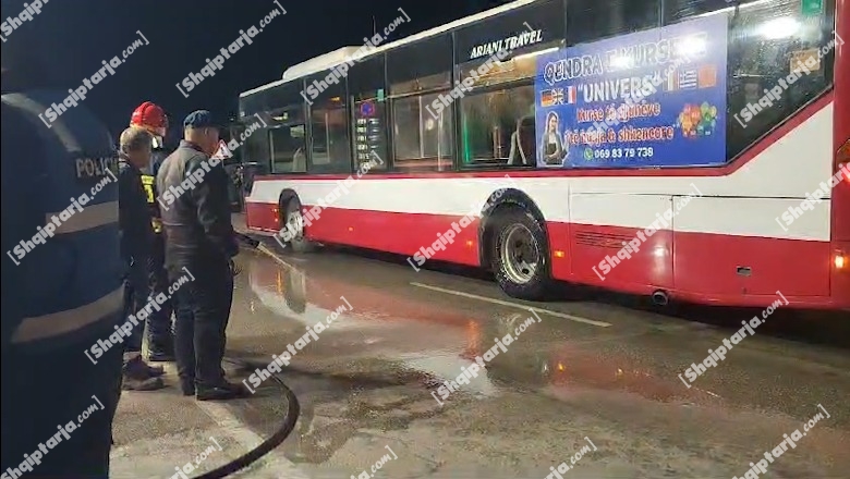 Fier/ Autobusi merr flakë në lëvizje, zjarrfikëset shuajnë në kohë zjarrin (VIDEO)