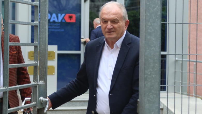 Ish ministri dhe ish kryebashkiaku i Sarandës Stefan Çipa në SPAK (VIDEO)